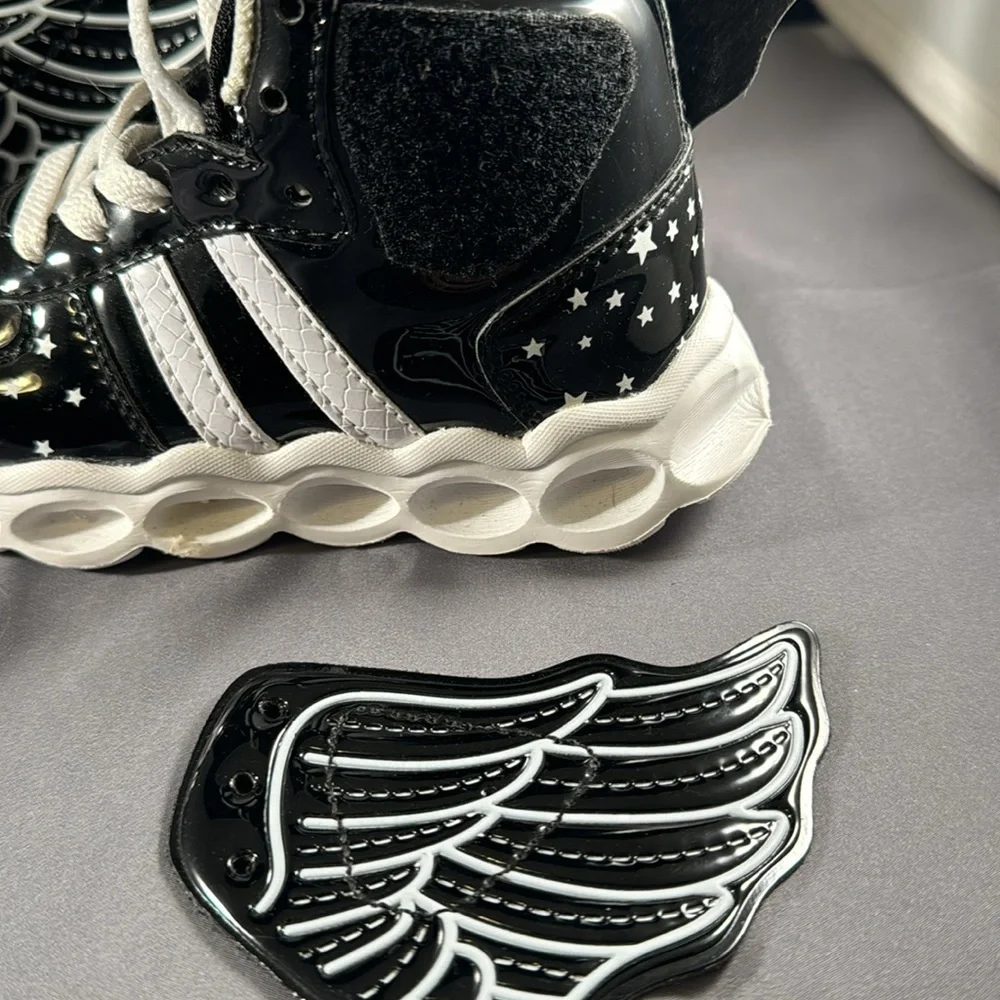 Kids light up rechargeable winged shiny black sneakers - Picture 4 of 6